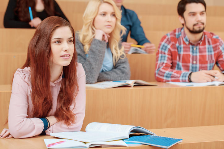 étudiante suivant un cours à l'université 